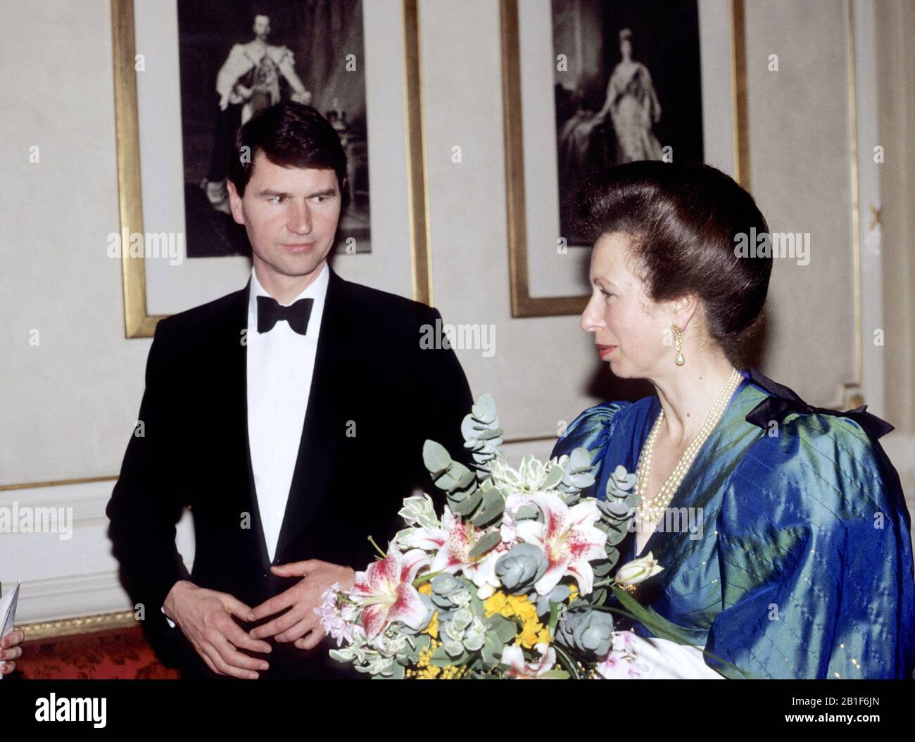 Tim Laurence sul suo primo impegno ufficiale con HRH Princess Anne, Royal Albert Hall, Londra, Inghilterra Gennaio 1993 Foto Stock