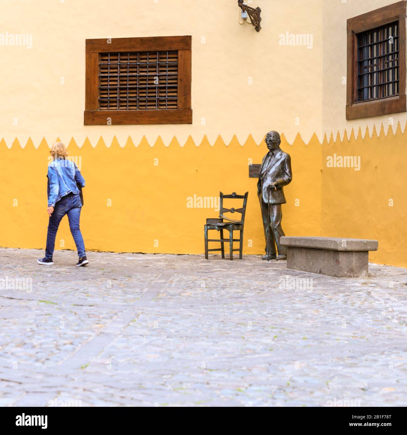 Donna cammina oltre la Statua di Nestor Alamo, compositore e scrittore spagnolo, Vegueta centro storico quartiere, Las Palmas de Gran Canaria, Isole Canarie, Spagna Foto Stock