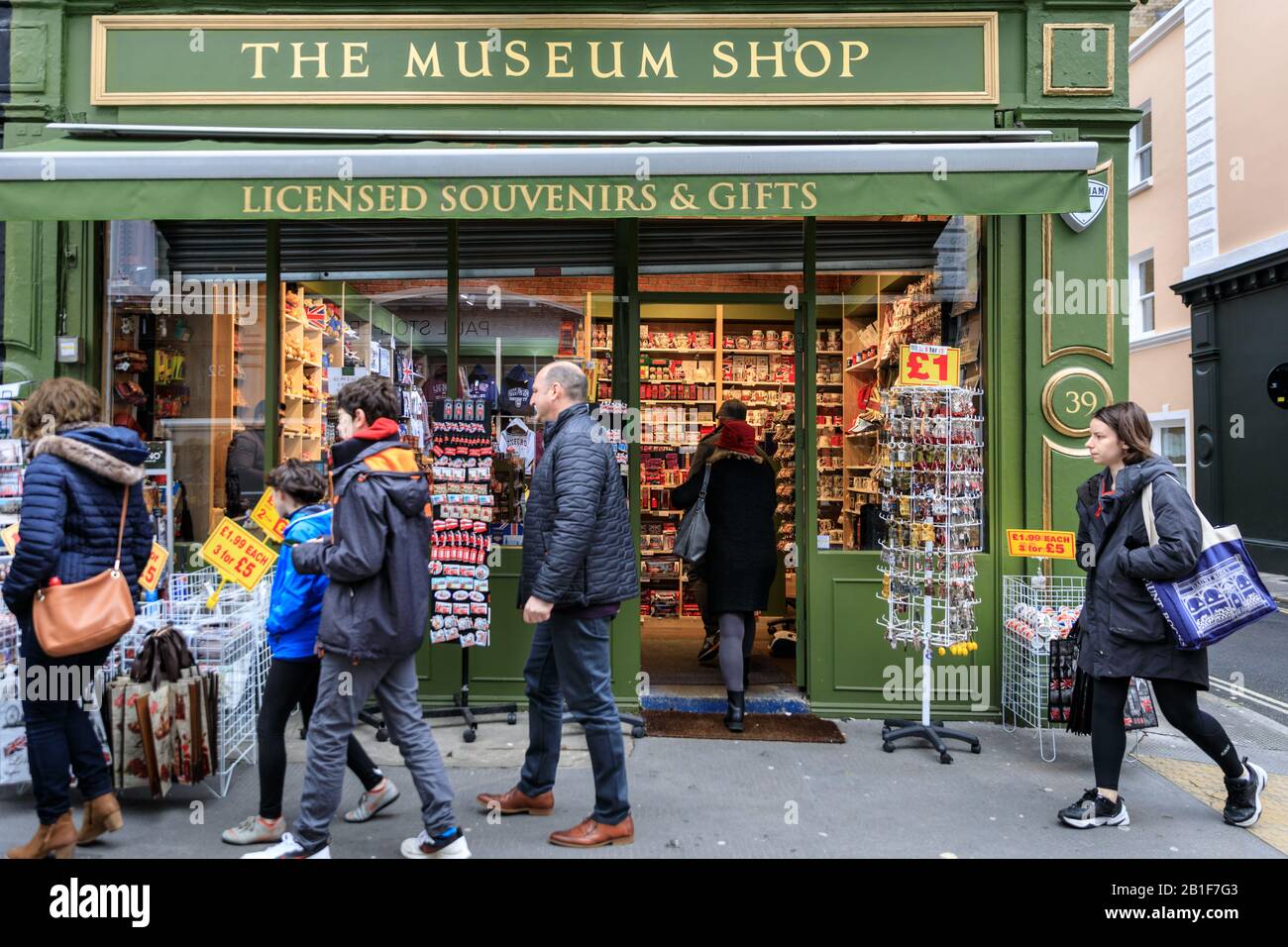 Turisti al di fuori del negozio di souvenir turistico 'The Museum Shop' a Bloomsbury, Londra, Regno Unito Foto Stock