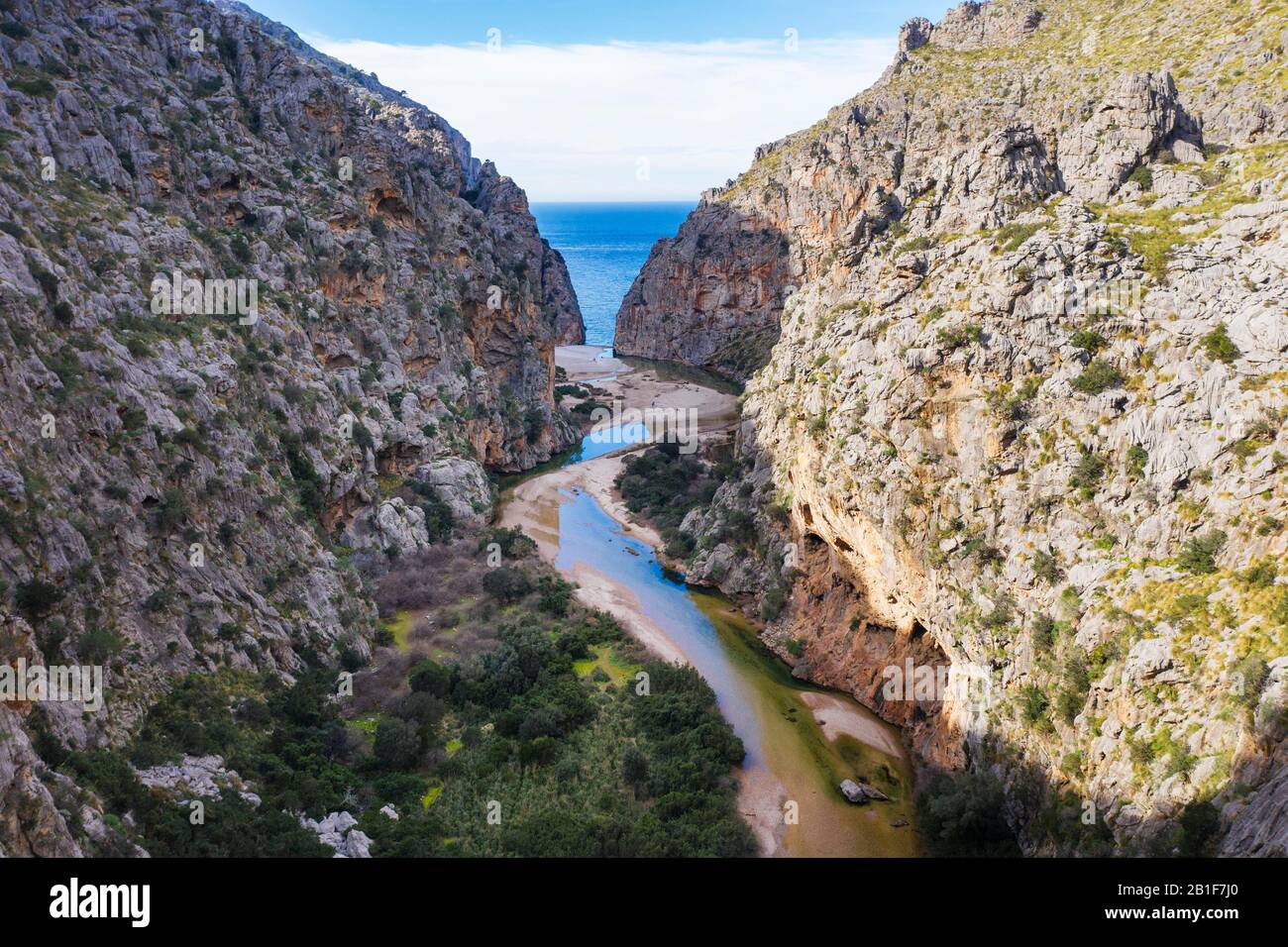 Fine della gola Torrent de Pareis al mare, vicino A Sa Calobra, Serra de Tramuntana, registrazione drone, Maiorca, Isole Baleari, Spagna Foto Stock