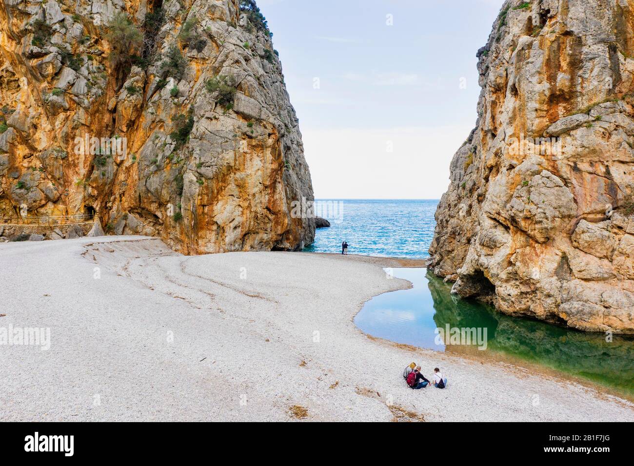 Fine della gola Torrent de Pareis al mare, vicino A Sa Calobra, Serra de Tramuntana, registrazione drone, Maiorca, Isole Baleari, Spagna Foto Stock