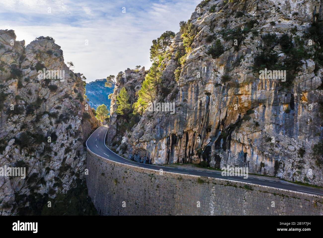 Strada di montagna ma-2130 al Coll de Sa Bataia nella Serra de Tramuntana, vista aerea, Maiorca, Isole Baleari, Spagna Foto Stock