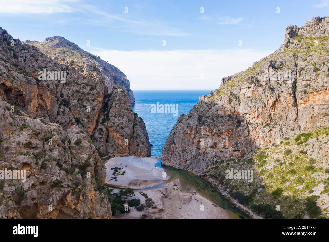 Fine della gola Torrent de Pareis al mare, vicino A Sa Calobra, Serra de Tramuntana, registrazione drone, Maiorca, Isole Baleari, Spagna Foto Stock