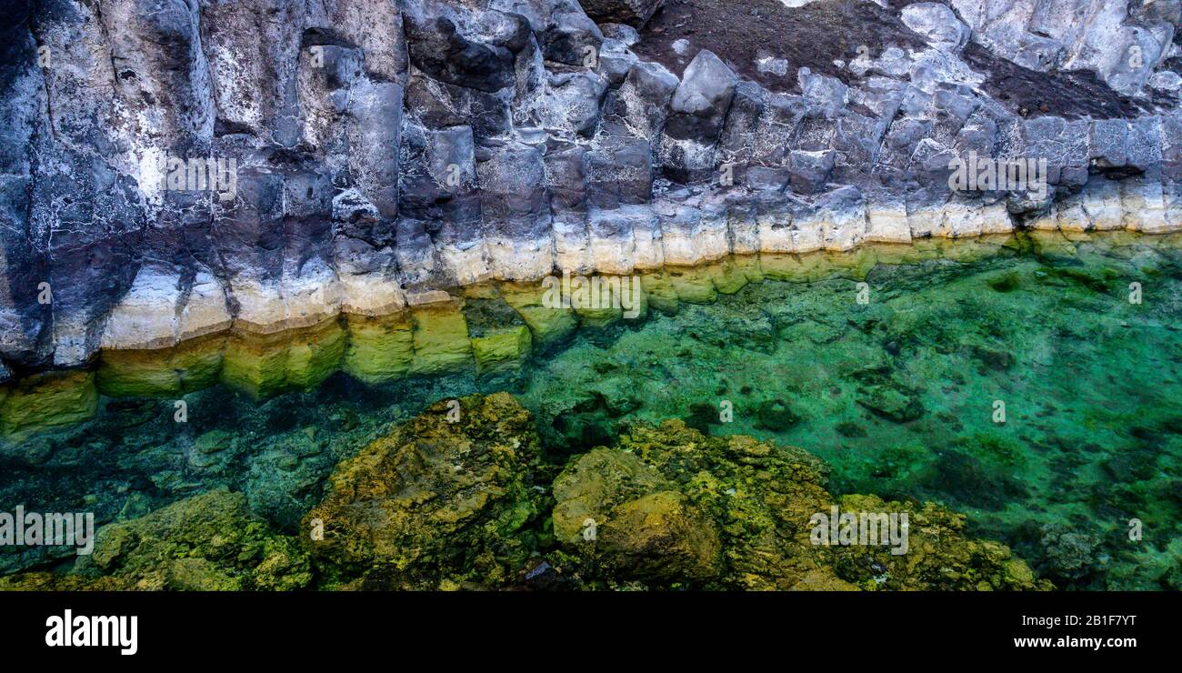 Formazione di pietre di basalto su una costa ripida all'Oceano Atlantico, la Palma, Isole Canarie, Spagna Foto Stock