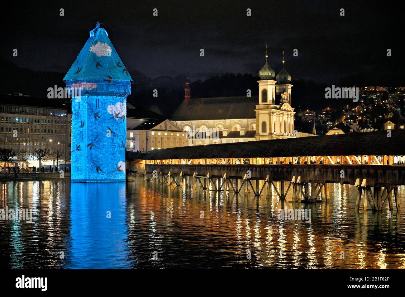 Wassertum con installazione leggera, Ponte della Cappella di destra, dietro la Chiesa dei Gesuiti sul Reuss al crepuscolo, Città Vecchia, Lilu, Light Festival 2020, Lucerna Foto Stock