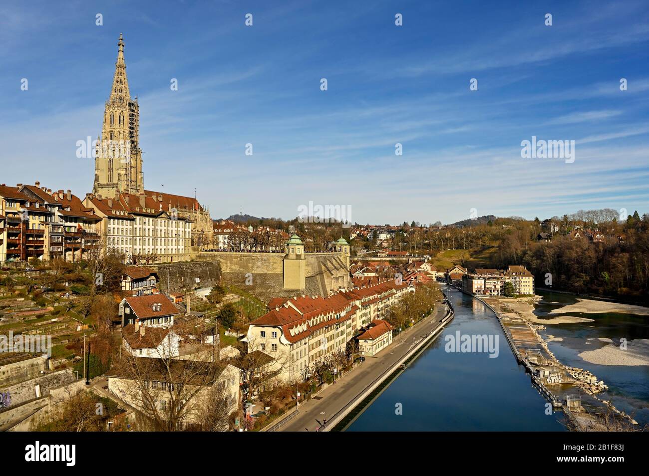 Vista sul centro storico, sulla Cattedrale di Berna e sull'Aare, Canton Berna, Svizzera Foto Stock