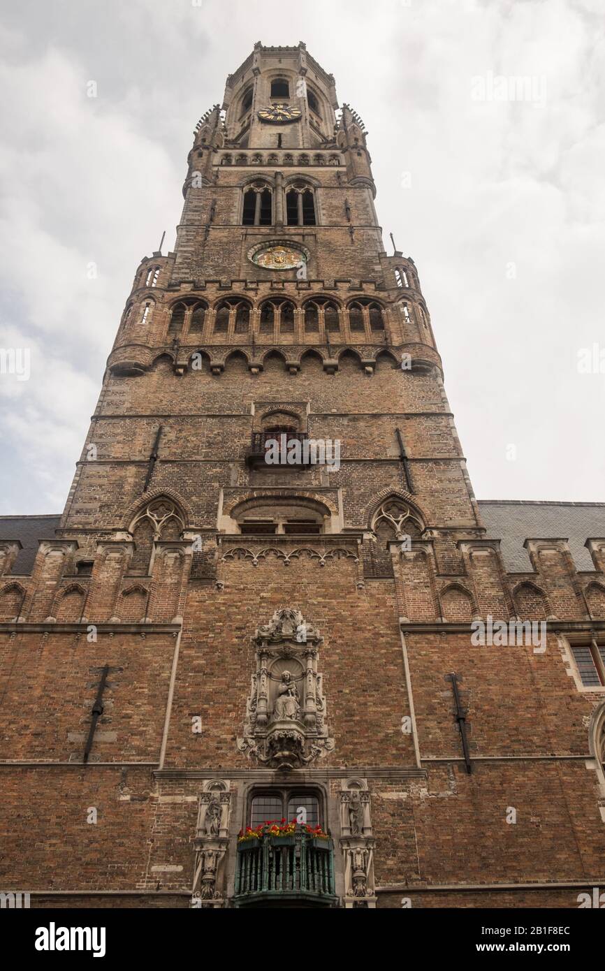 Il campanile di Bruges è un campanile medievale. Appena dal basso, raggiunge il cielo. Questo edificio è uno dei simboli di Bruges. Foto Stock Il campanile di Bruges è un campanile medievale. Appena dal basso, raggiunge il cielo. Questo edificio è uno dei simboli di Bruges. Foto Stock
