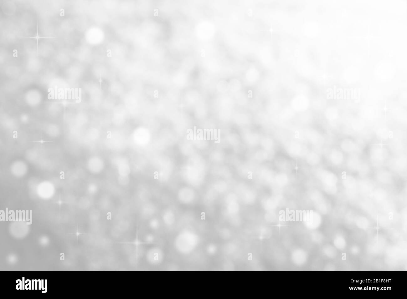 Sfondo sfocato di neve appena caduta. Modello di Natale per il design. Sfondo invernale. Foto Stock