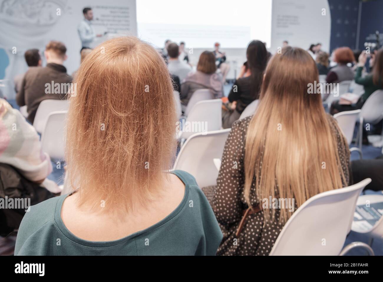 Donna d'affari e persone in ascolto sulla conferenza. L'immagine orizzontale Foto Stock