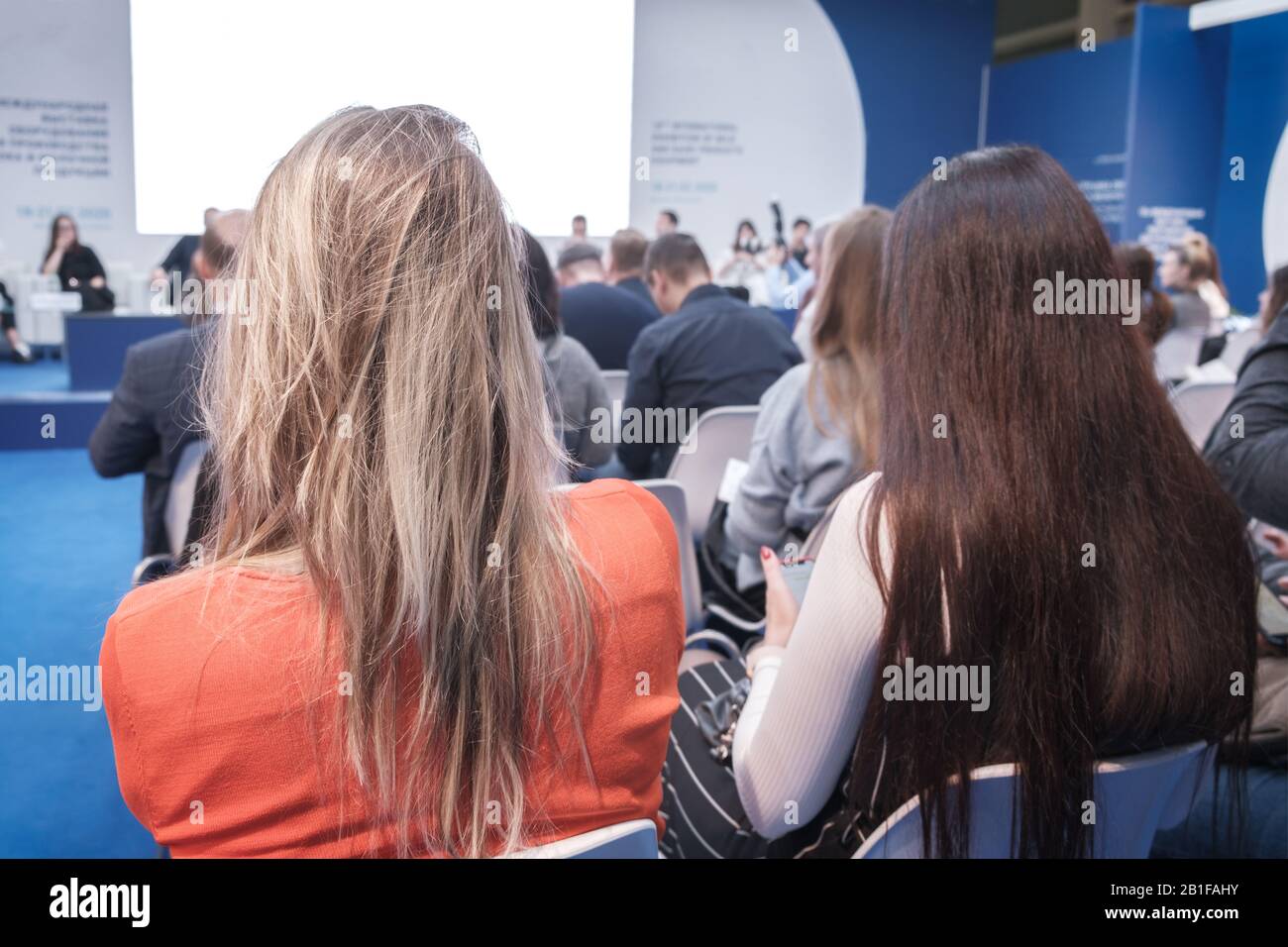 Donna d'affari e persone in ascolto sulla conferenza. L'immagine orizzontale Foto Stock
