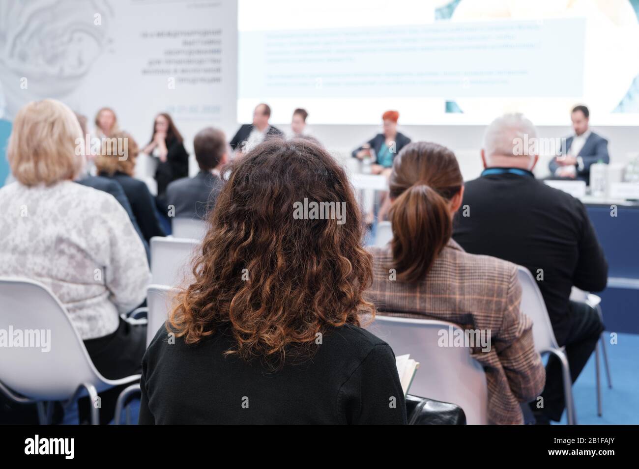 Donna d'affari e persone in ascolto sulla conferenza. L'immagine orizzontale Foto Stock