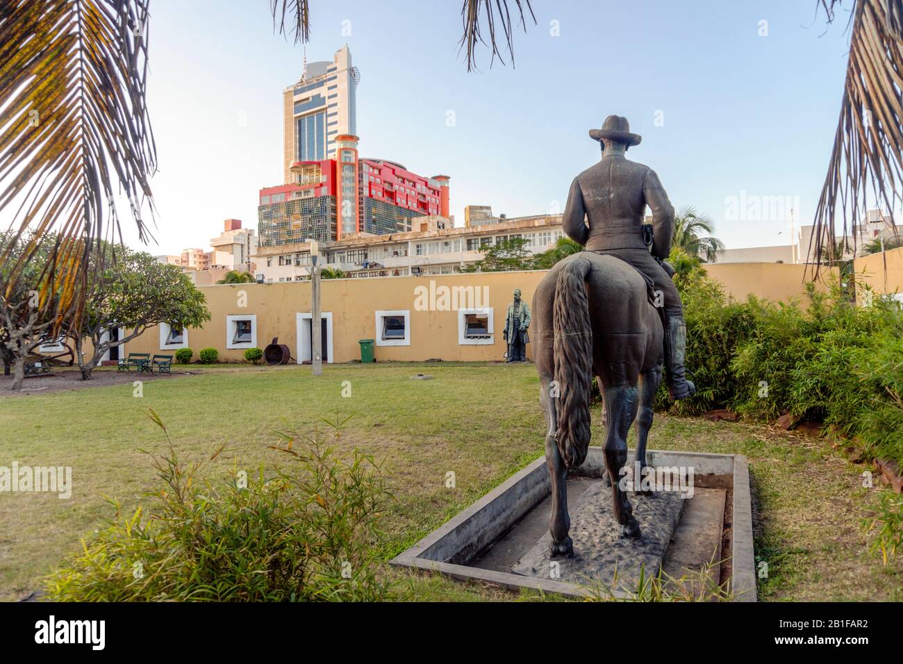 Una statua di un ufficiale di cavalleria sul cortile della fortezza di Maputo utilizzato come museo, Mozambico Foto Stock