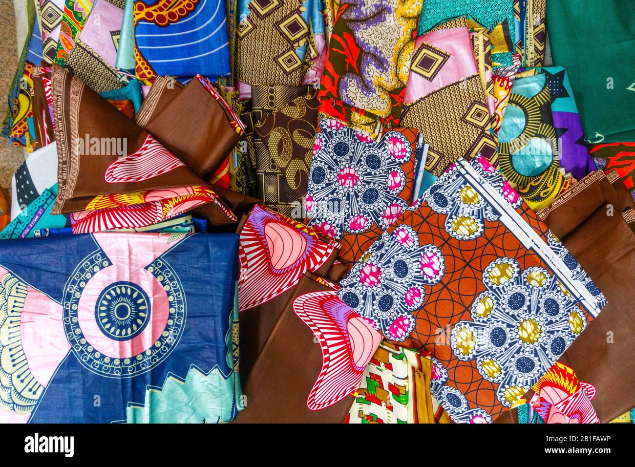 Molti tessuti africani colorati a Maputo, in Mozambico Foto Stock