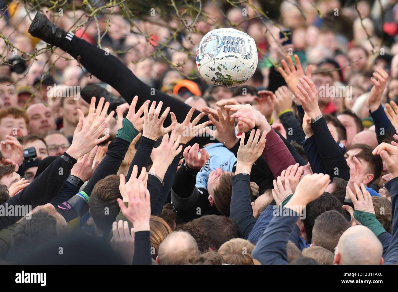 I giocatori partecipano al Royal Shrovetide Football Match di Ashbourne, nel Derbyshire, che è stato giocato in città dal 12th secolo. Foto Stock