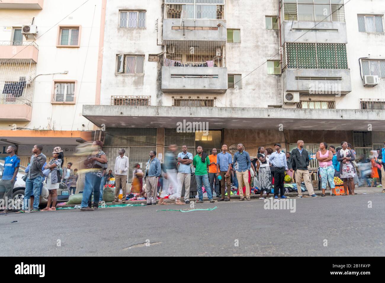 Maputo, Mozambico - 15 maggio 2019: Molte persone locali in attesa di un autobus nella capitale Foto Stock