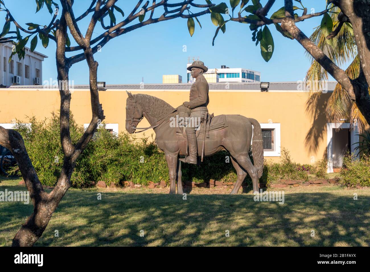 Una statua di un ufficiale di cavalleria sul cortile della fortezza di Maputo utilizzato come museo, Mozambico Foto Stock