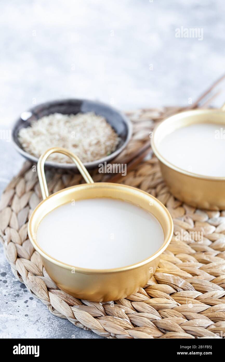 Il riso Makgeolli è uno dei più antichi vini coreani tradizionali fermentati. Bevanda sana asiatica. Orientamento verticale Foto Stock