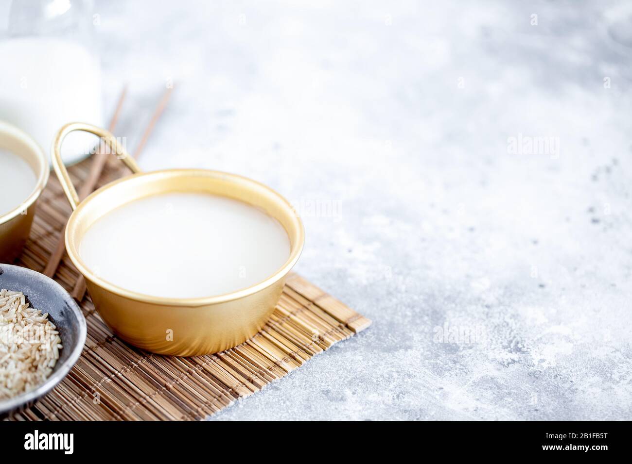 Il riso Makgeolli è uno dei più antichi vini coreani tradizionali fermentati. Bevanda sana asiatica. Orientamento orizzontale Foto Stock