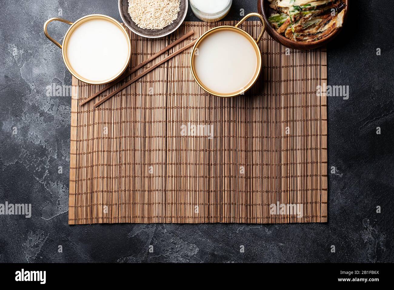 Il riso Makgeolli è uno dei più antichi alcolici tradizionali coreani fermentati su sfondo scuro Foto Stock