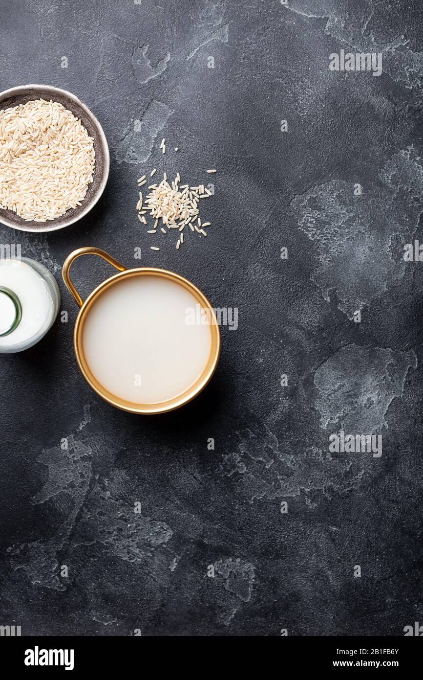 Il riso Makgeolli è uno dei più antichi alcolici tradizionali coreani fermentati su sfondo scuro Foto Stock