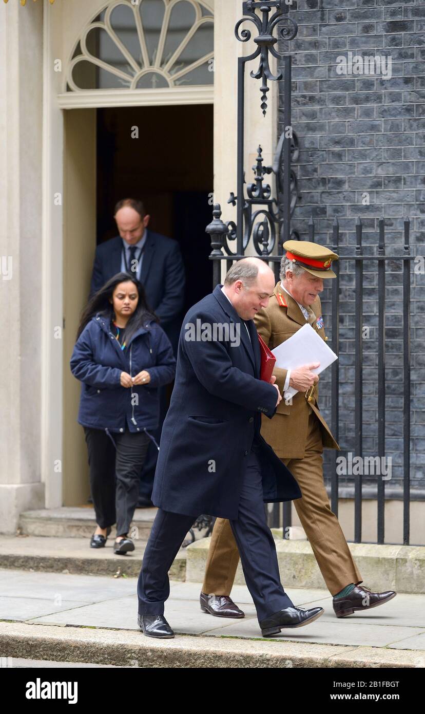 Londra, Regno Unito. 25 Feb 2020. Ministri e personale della difesa partecipano ad una riunione del Comitato di sicurezza a Downing Street, possibilmente per discutere l'epidemia di Corona Virus. Ben Wallace, ministro della Difesa, parte con il generale Sir Nick carter, capo dello staff della Difesa Foto Stock