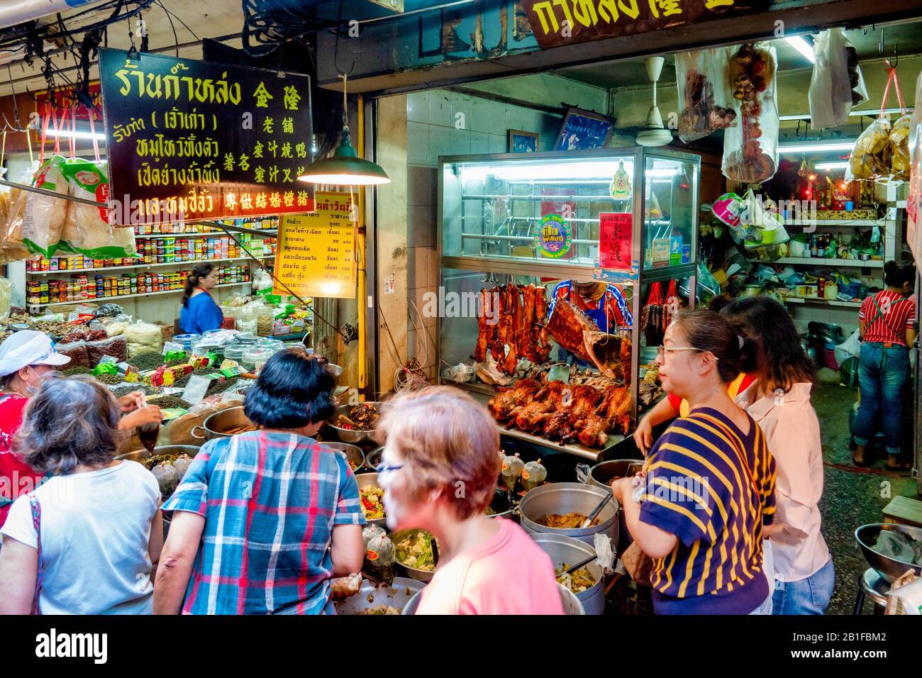 Venditori alimentari nel Talat Kao Old Market in Soi 6 di Yaowarat Road, Bangkok, Thailandia Foto Stock