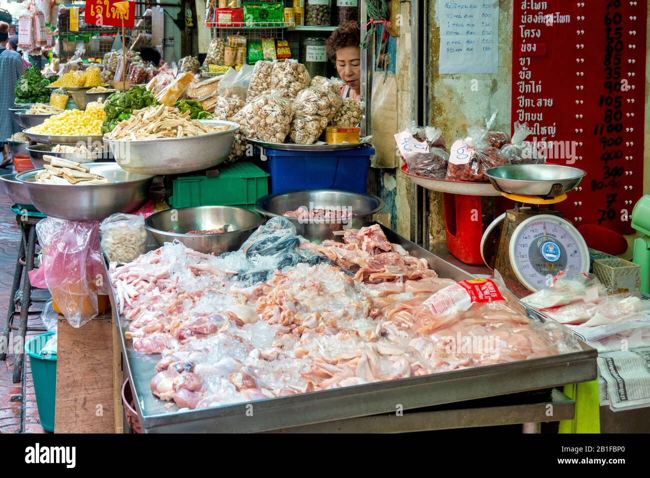 Venditori alimentari nel Talat Kao Old Market in Soi 6 di Yaowarat Road, Bangkok, Thailandia Foto Stock
