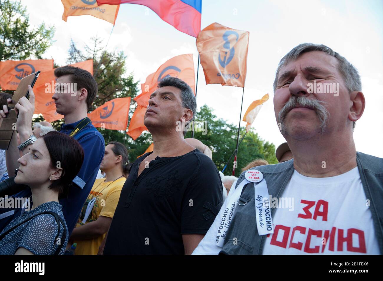 Mosca, Russia. 26th di luglio, 2012 il leader del movimento 'Solidarity' Boris Nemtsov (al centro) durante i rally di opposizione 'a sostegno dei prigionieri del 6 maggio' in piazza Novopushkinsky di Mosca centrale, Russia. L'iscrizione rossa russa su una t-shirt dell'uomo destro legge 'Per la Russia' Foto Stock