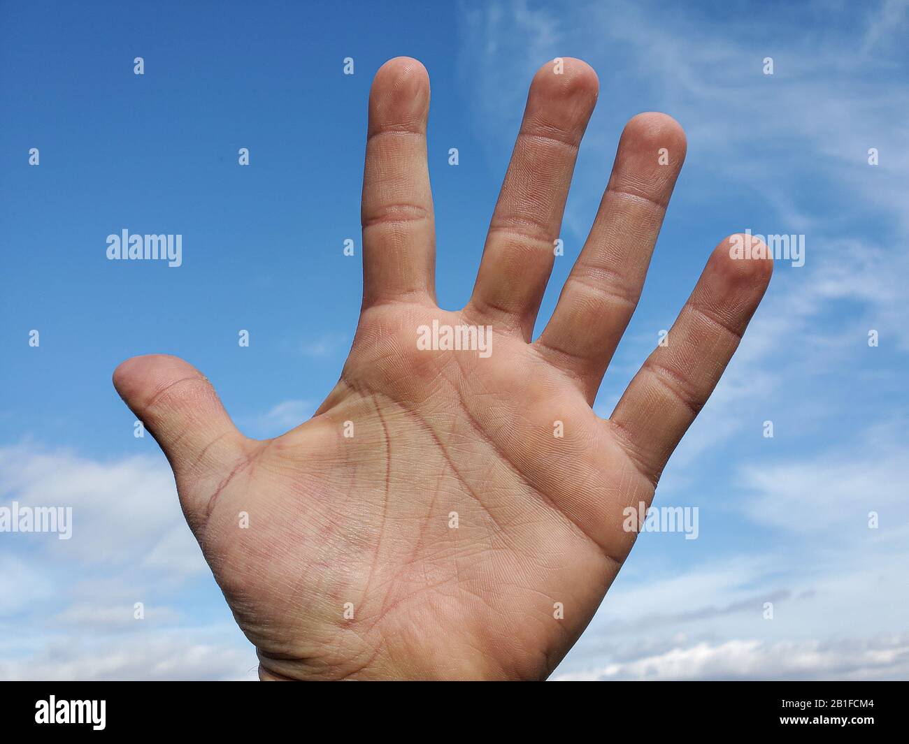 Mano umana su sfondo cielo blu chiaro, concetto di potere umano, libertà Foto Stock