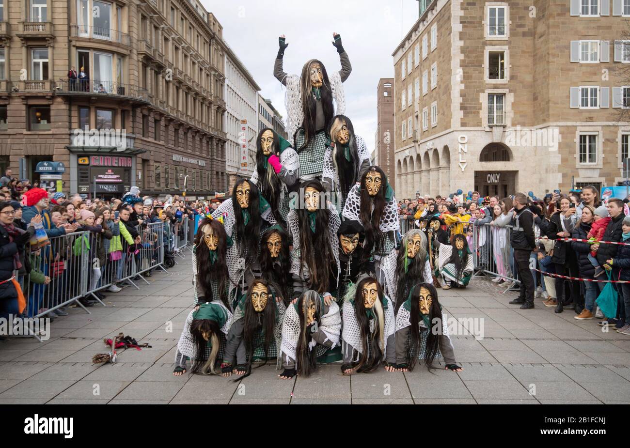 Stoccarda, Germania. 25th Feb, 2020. Le persone dell'associazione degli stolti 'Kräuterhexa Betzinga' vestite come streghe formano una piramide nel centro della città. Decine di migliaia di stolti hanno celebrato la fine della quinta stagione con sfilate di carnevale in diverse città di Baden-Württemberg. Credito: Marijan Murat/Dpa/Alamy Live News Foto Stock