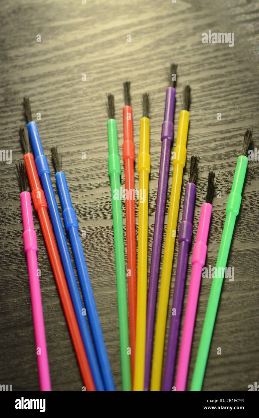 LIBRO DA COLORARE: Un assortimento di pennelli di colore arcobaleno Foto Stock