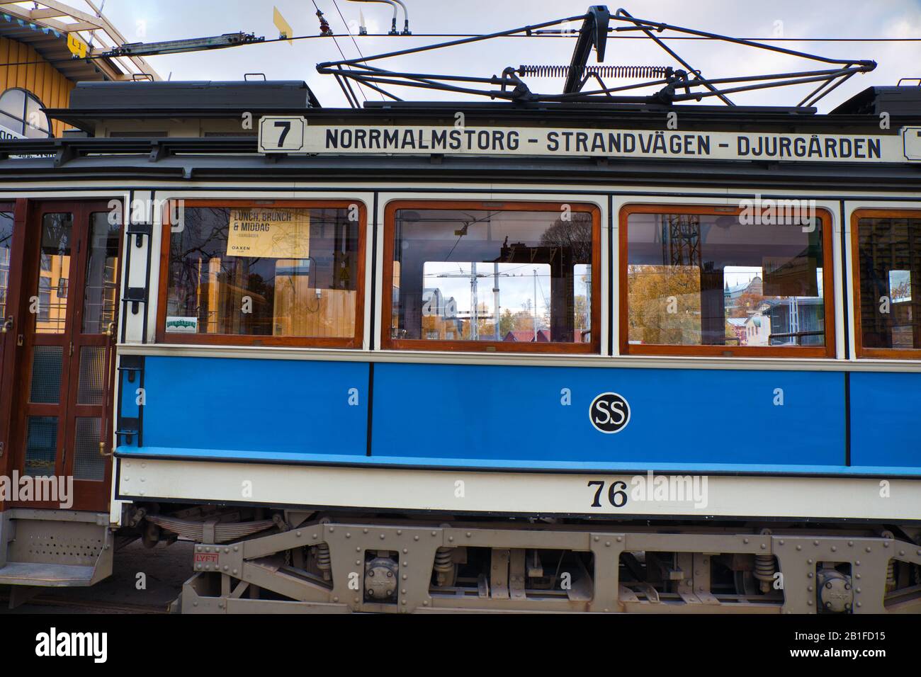 Tram numero 7 costruito nel 1920 sul Djurgardslinjen, Djurgarden, Stoccolma, Svezia Foto Stock