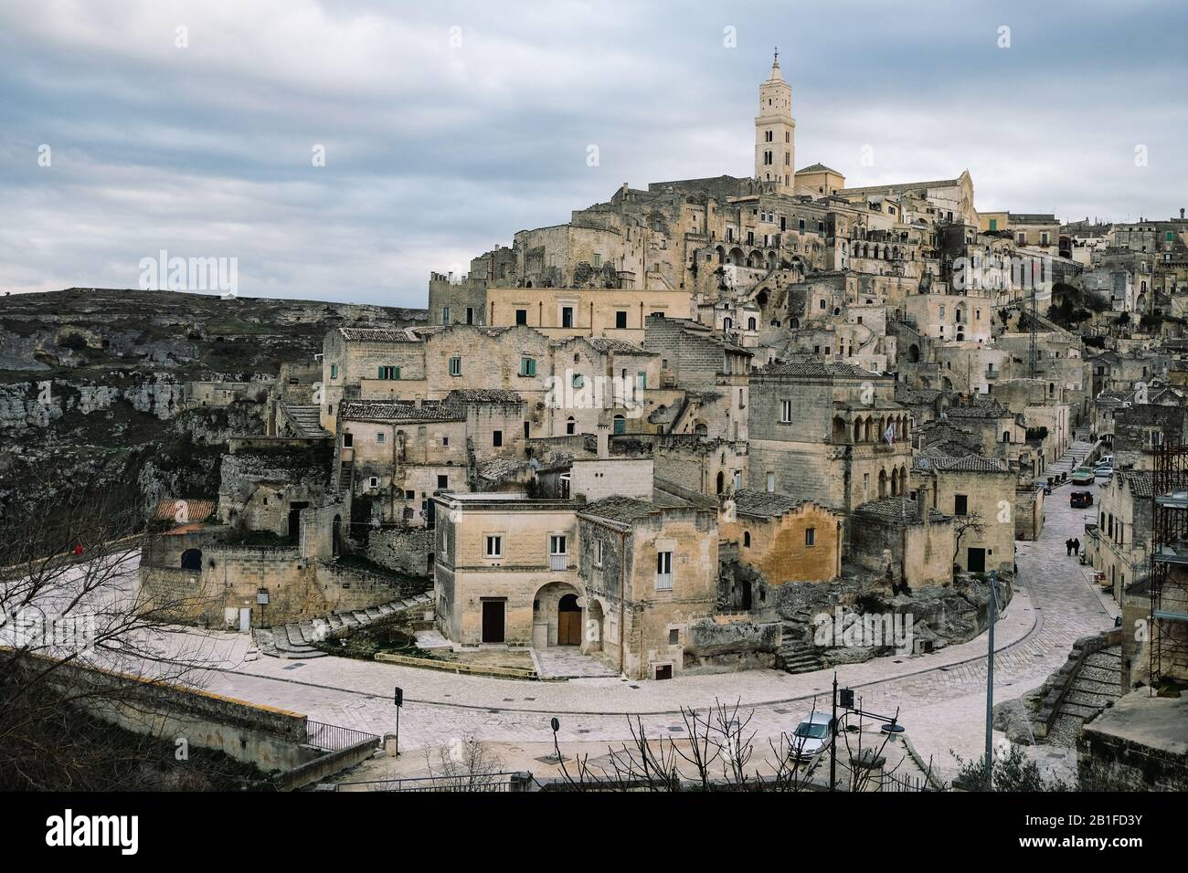 Vista panoramica della città vecchia di matera, italia, persone e auto, tradizionali case in pietra Foto Stock