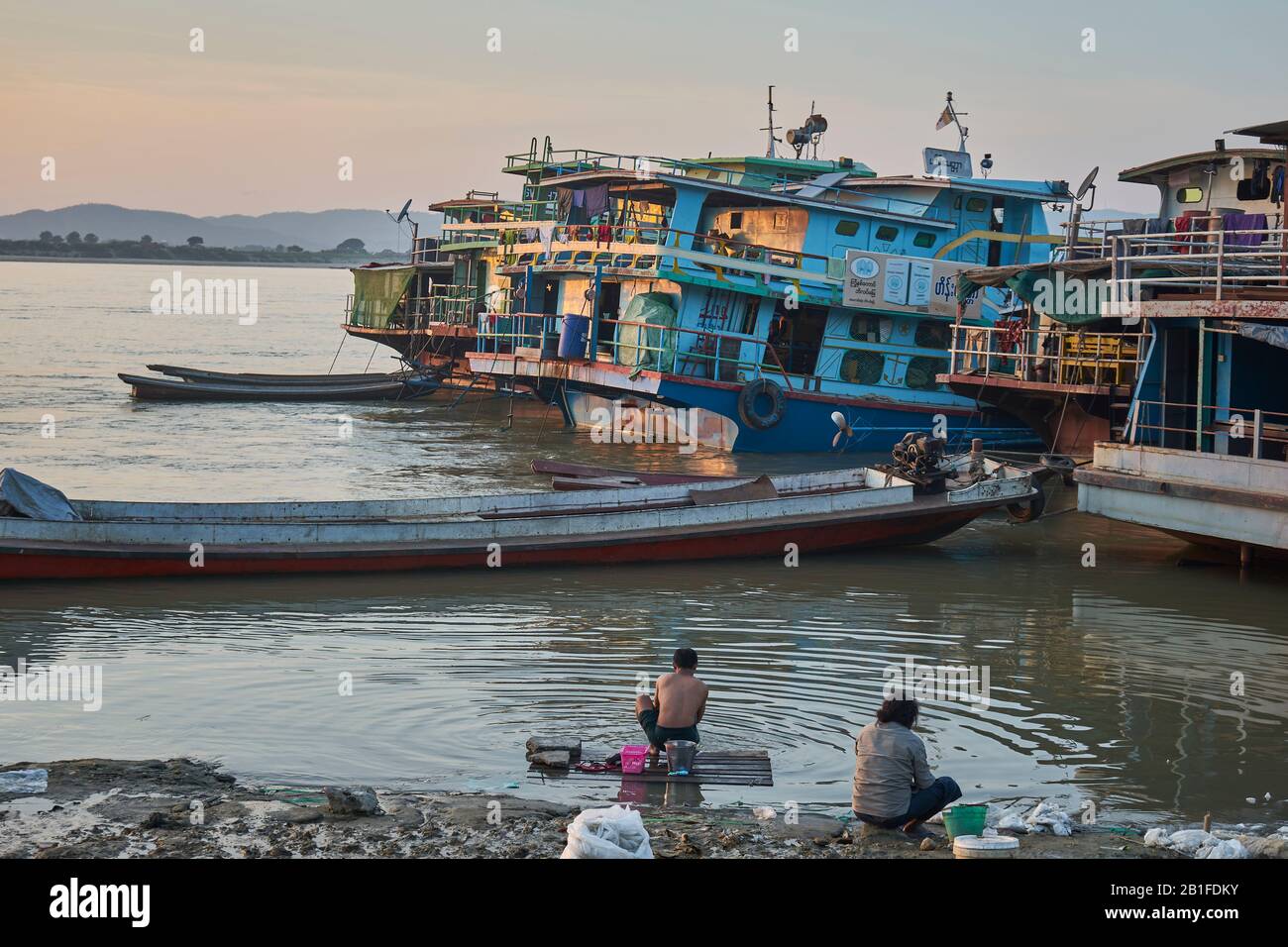 Schiffe Am Flußufer, Irrawaddy, Mandalay, Myanmar Foto Stock