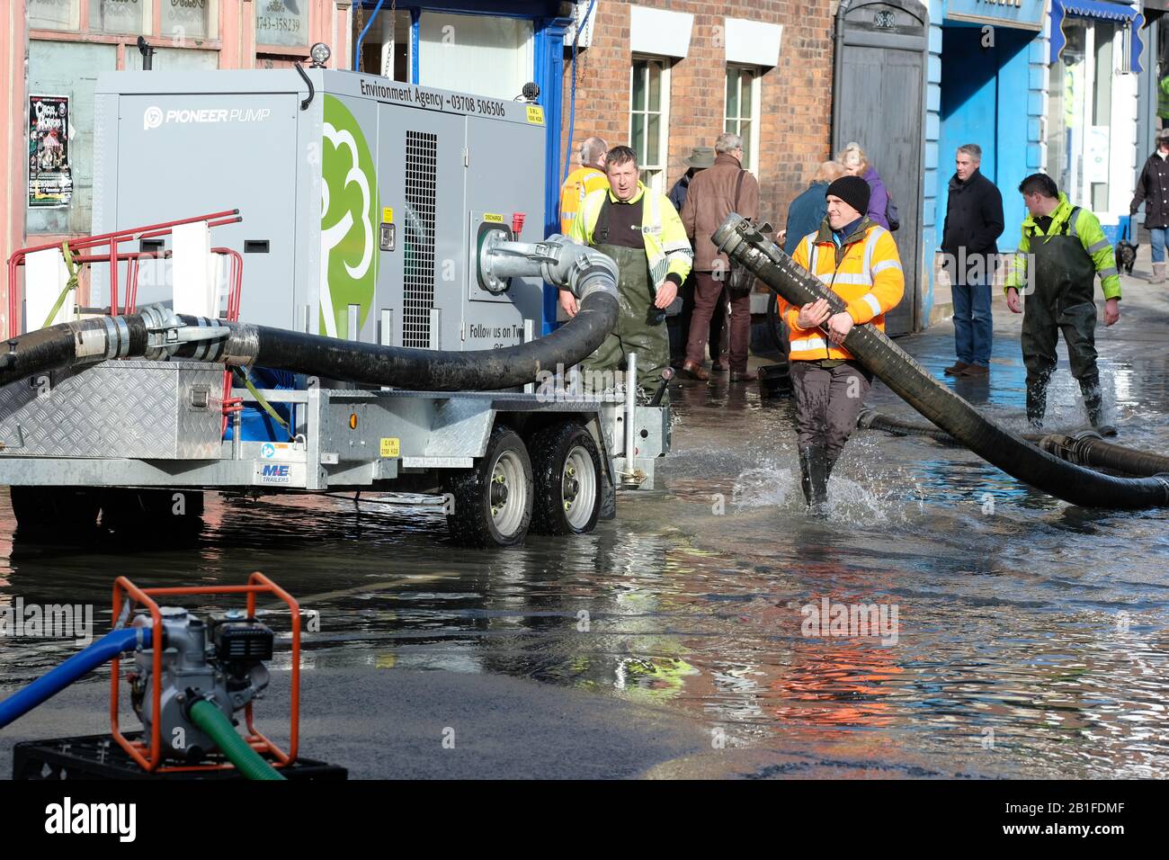 Shrewsbury, Shropshire, Regno Unito - Martedì 25th Febbraio 2020 - la battaglia dello staff dell'Agenzia dell'ambiente per ottenere una pompa in funzione mentre le inondazioni si diffondono nel centro della città di Shrewsbury. Il fiume Severn sarà picco più tardi oggi e un Grave Flood Warning è attualmente in vigore per Shrewsbury. Foto Steven May / Alamy Live News Foto Stock
