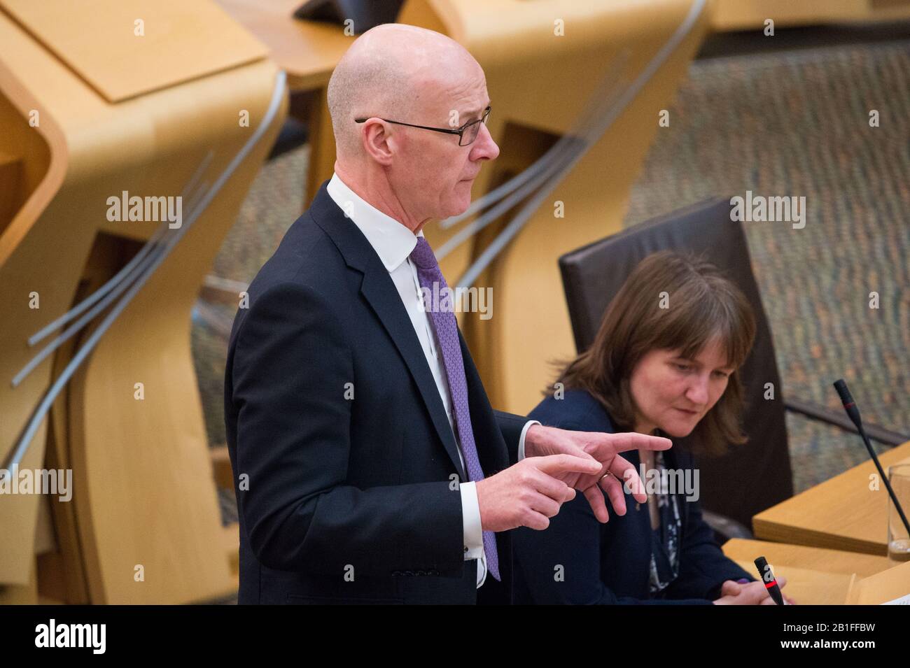Edimburgo, Regno Unito. 25th Feb, 2020. Nella foto: John Swinney MSP - primo Ministro e Ministro del governo della pubblica istruzione per il partito nazionale scozzese (SNP). John Swinney risponde alla domanda S5T-02035 presentata dalla Iain Gray del partito laburista scozzese: Chiedere al governo scozzese in che modo l'analisi recentemente pubblicata del conseguimento dell'esame SQA influenzerà il mandato della sua revisione dell'istruzione secondaria. Credito: Colin Fisher/Alamy Live News Foto Stock
