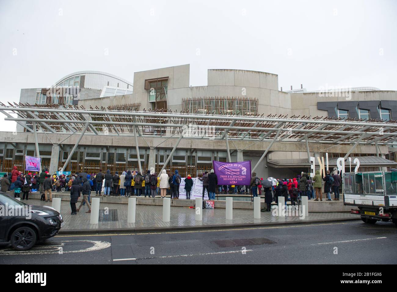 Edimburgo, Regno Unito. 25th Feb, 2020. Nella foto: Protesta al di fuori del Parlamento scozzese, dove gli studenti protestano contro le draconiane misure messe in atto rispetto alle retribuzioni, alle pensioni e alle condizioni di lavoro dell'istruzione superiore da parte delle università. Credito: Colin Fisher/Alamy Live News Foto Stock