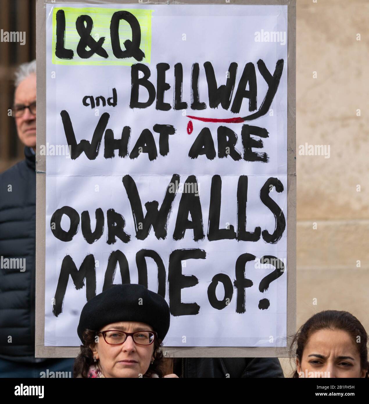 Londra, Regno Unito. 25th Feb 2020. Sindaco di Greater Manchester Andy Burnham, si unisce al sindaco di Salford Paul Dennett, al sindaco di Londra Sadiq Khan e ai membri di un gruppo di residenti con sede a Manchester per chiedere un'azione governativa per sostenere coloro che vivono in edifici ad alto livello "non sicuri" fuori dalla Camera dei Comuni, Londra UK Credit: Ian Davidson/Alamy Live News Foto Stock