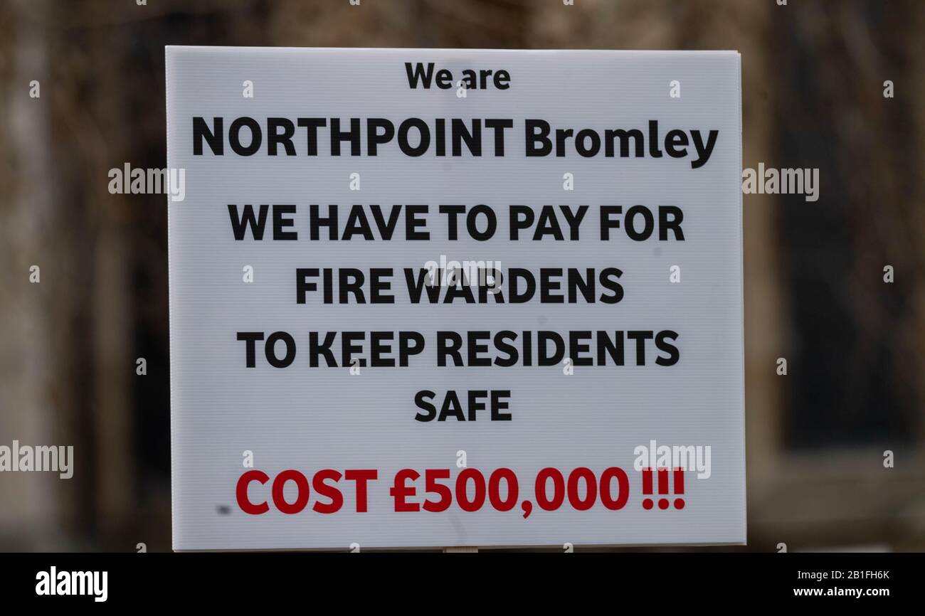 Londra, Regno Unito. 25th Feb 2020. Sindaco di Greater Manchester Andy Burnham, si unisce al sindaco di Salford Paul Dennett, al sindaco di Londra Sadiq Khan e ai membri di un gruppo di residenti con sede a Manchester per chiedere un'azione governativa per sostenere coloro che vivono in edifici ad alto livello "non sicuri" fuori dalla Camera dei Comuni, Londra UK Credit: Ian Davidson/Alamy Live News Foto Stock