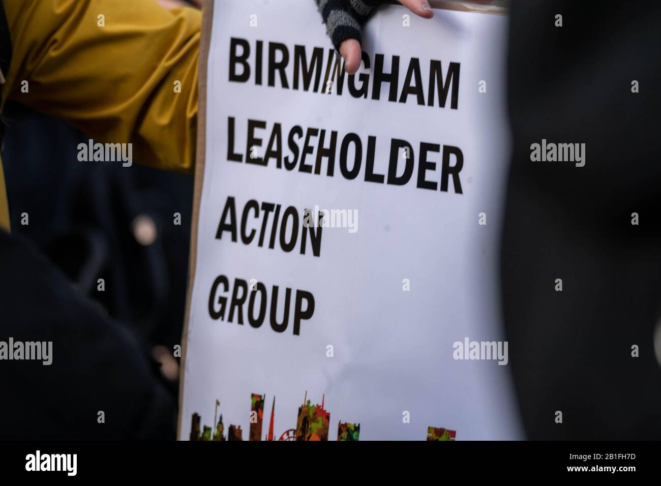 Londra, Regno Unito. 25th Feb 2020. Sindaco di Greater Manchester Andy Burnham, si unisce al sindaco di Salford Paul Dennett, al sindaco di Londra Sadiq Khan e ai membri di un gruppo di residenti con sede a Manchester per chiedere un'azione governativa per sostenere coloro che vivono in edifici ad alto livello "non sicuri" fuori dalla Camera dei Comuni, Londra UK Credit: Ian Davidson/Alamy Live News Foto Stock