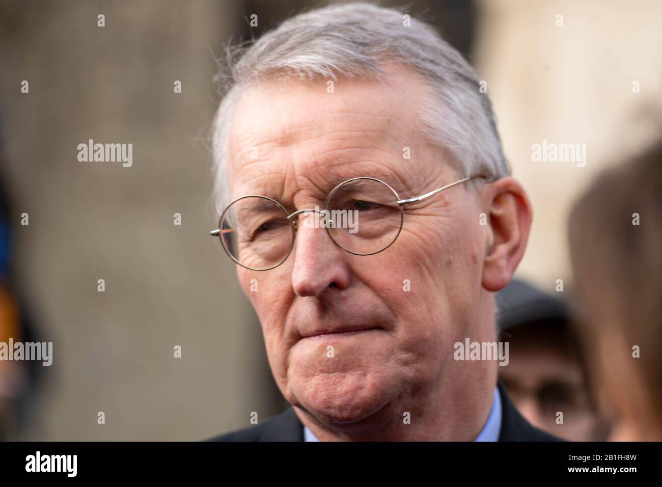 Londra, Regno Unito. 25th Feb 2020. Sindaco di Greater Manchester Andy Burnham, si unisce al sindaco di Salford Paul Dennett, al sindaco di Londra Sadiq Khan e ai membri di un gruppo di residenti con sede a Manchester per chiedere un'azione governativa per sostenere coloro che vivono in edifici ad alto livello "non sicuri" fuori dalla Camera dei Comuni, Londra UK Pictued Hilary Benn MP Credit: Ian Davidson/Alamy Live News Foto Stock