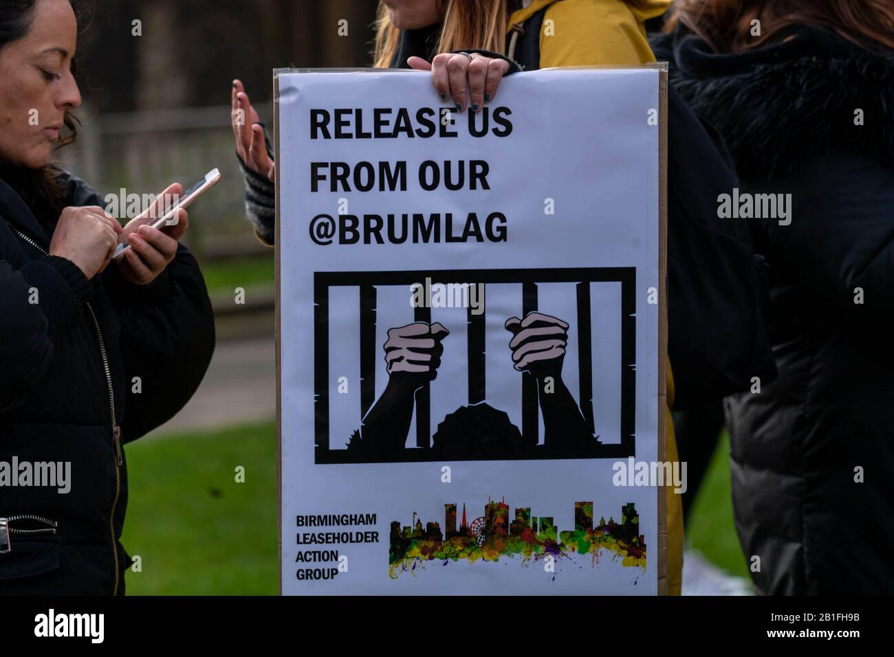 Londra, Regno Unito. 25th Feb 2020. Sindaco di Greater Manchester Andy Burnham, si unisce al sindaco di Salford Paul Dennett, al sindaco di Londra Sadiq Khan e ai membri di un gruppo di residenti con sede a Manchester per chiedere un'azione governativa per sostenere coloro che vivono in edifici ad alto livello "non sicuri" fuori dalla Camera dei Comuni, Londra UK Credit: Ian Davidson/Alamy Live News Foto Stock