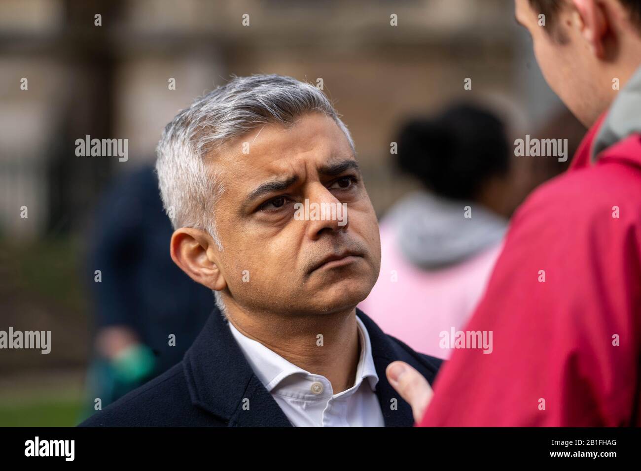 Londra, Regno Unito. 25th Feb 2020. Sindaco di Greater Manchester Andy Burnham, si unisce al sindaco di Salford Paul Dennett, al sindaco di Londra Sadiq Khan e ai membri di un gruppo di residenti con sede a Manchester per chiedere un'azione governativa per sostenere coloro che vivono in edifici ad alto livello "non sicuri" fuori dalla Camera dei Comuni, Londra UK Nella Foto Sadiq Khan, Manor Of London Credit: Ian Davidson/Alamy Live News Foto Stock