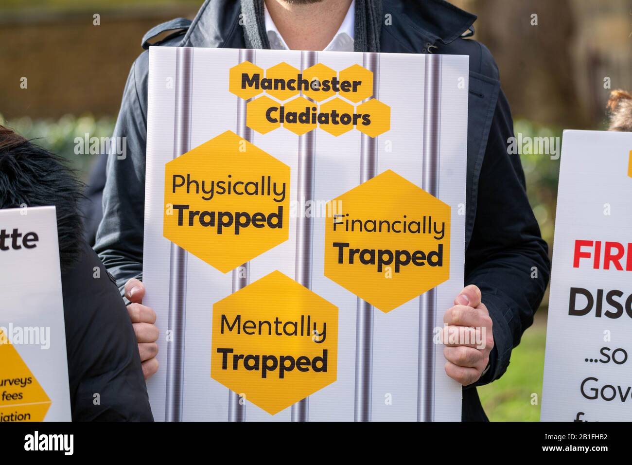 Londra, Regno Unito. 25th Feb 2020. Sindaco di Greater Manchester Andy Burnham, si unisce al sindaco di Salford Paul Dennett, al sindaco di Londra Sadiq Khan e ai membri di un gruppo di residenti con sede a Manchester per chiedere un'azione governativa per sostenere coloro che vivono in edifici ad alto livello "non sicuri" fuori dalla Camera dei Comuni, Londra UK Credit: Ian Davidson/Alamy Live News Foto Stock