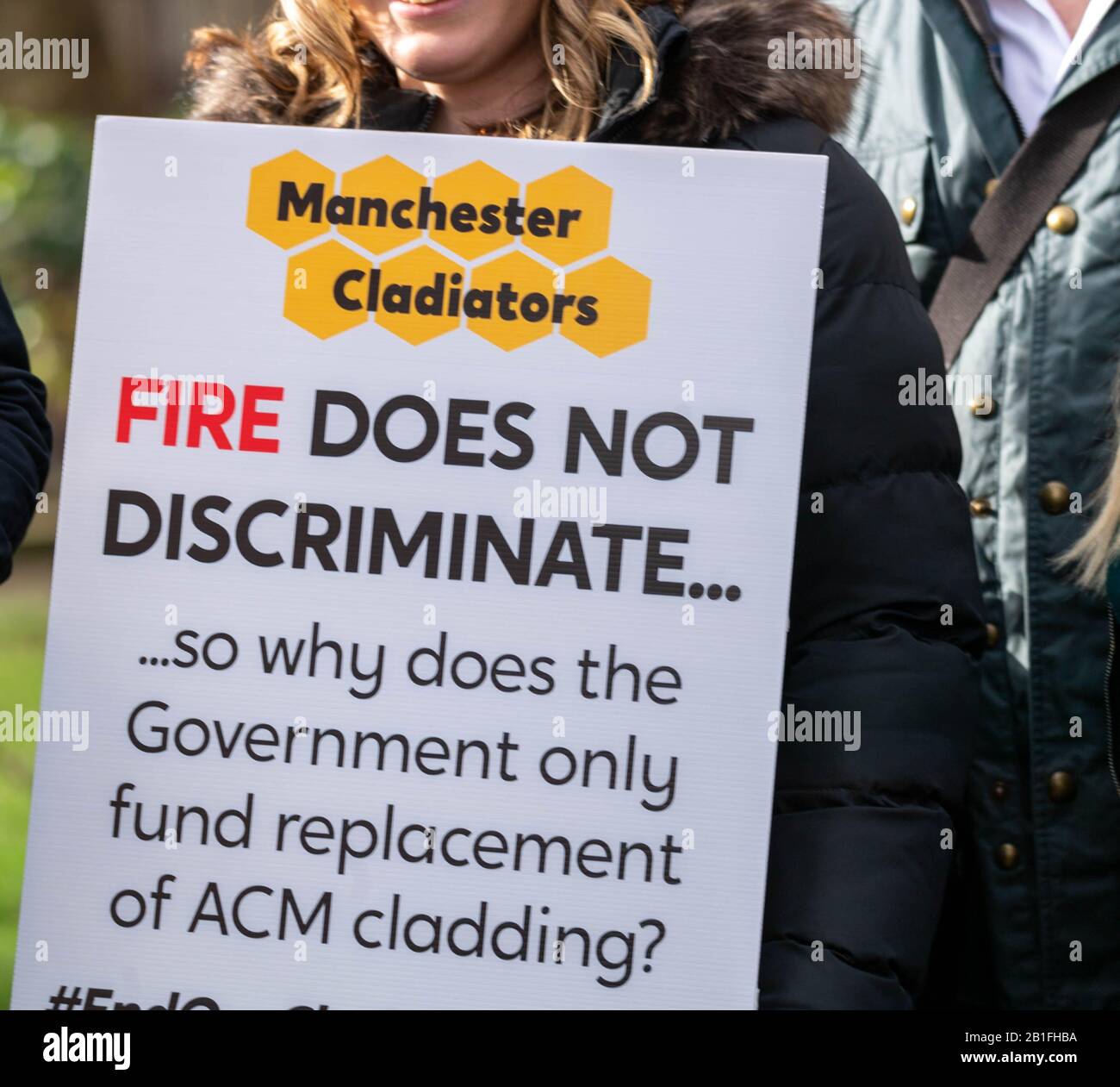 Londra, Regno Unito. 25th Feb 2020. Sindaco di Greater Manchester Andy Burnham, si unisce al sindaco di Salford Paul Dennett, al sindaco di Londra Sadiq Khan e ai membri di un gruppo di residenti con sede a Manchester per chiedere un'azione governativa per sostenere coloro che vivono in edifici ad alto livello "non sicuri" fuori dalla Camera dei Comuni, Londra UK Credit: Ian Davidson/Alamy Live News Foto Stock
