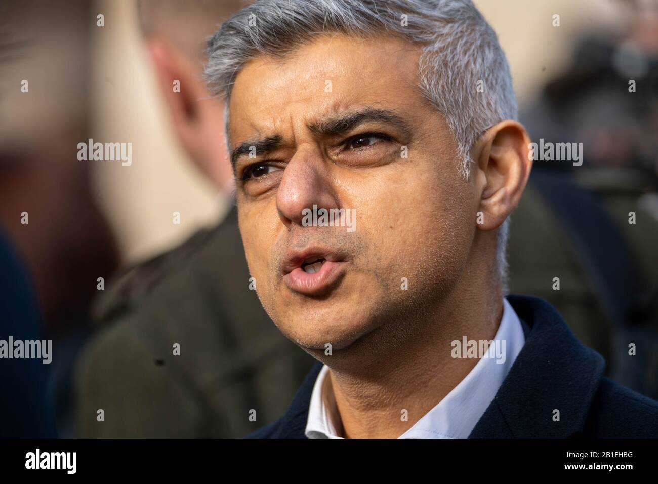 Londra, Regno Unito. 25th Feb 2020. Sindaco di Greater Manchester Andy Burnham, si unisce al sindaco di Salford Paul Dennett, al sindaco di Londra Sadiq Khan e ai membri di un gruppo di residenti con sede a Manchester per chiedere un'azione governativa per sostenere coloro che vivono in edifici ad alto livello "non sicuri" fuori dalla Camera dei Comuni, Londra UK Nella Foto: Sadiq Khan Mayor Of London Credit: Ian Davidson/Alamy Live News Foto Stock