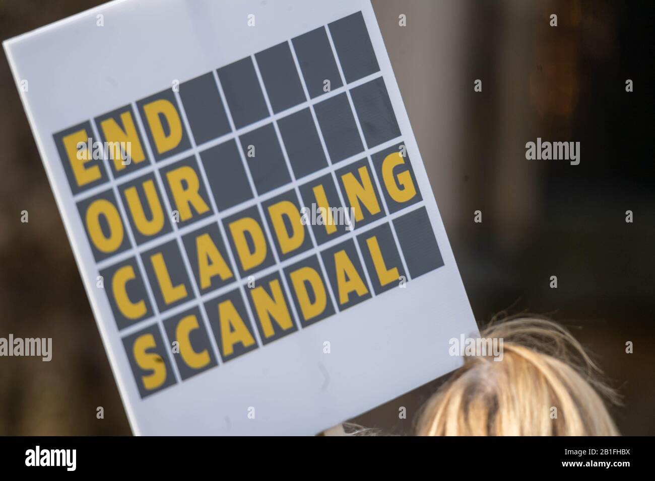 Londra, Regno Unito. 25th Feb 2020. Sindaco di Greater Manchester Andy Burnham, si unisce al sindaco di Salford Paul Dennett, al sindaco di Londra Sadiq Khan e ai membri di un gruppo di residenti con sede a Manchester per chiedere un'azione governativa per sostenere coloro che vivono in edifici ad alto livello "non sicuri" fuori dalla Camera dei Comuni, Londra UK Credit: Ian Davidson/Alamy Live News Foto Stock