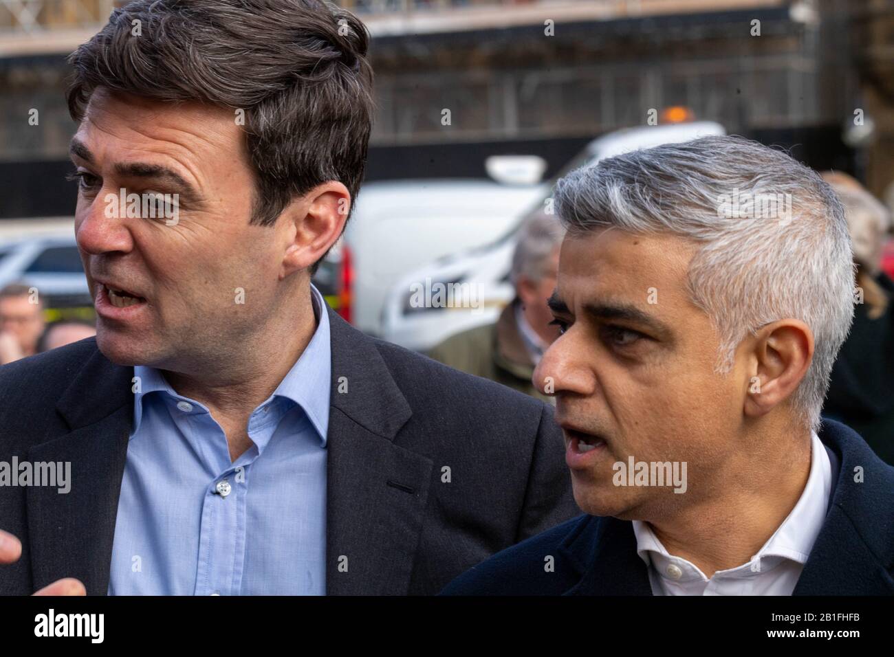 Londra, Regno Unito. 25th Feb 2020. Sindaco di Greater Manchester Andy Burnham, si unisce al sindaco di Salford Paul Dennett, al sindaco di Londra Sadiq Khan e ai membri di un gruppo di residenti con sede a Manchester per chiedere un'azione governativa per sostenere coloro che vivono in edifici ad alto livello "non sicuri" fuori dalla Camera dei Comuni, Londra UK Credit: Ian Davidson/Alamy Live News Foto Stock