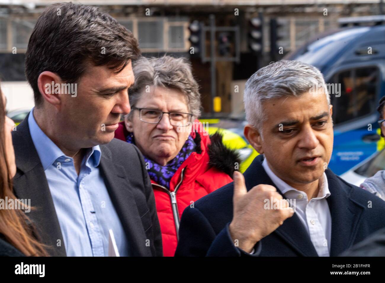 Londra, Regno Unito. 25th Feb 2020. Sindaco di Greater Manchester Andy Burnham, (a sinistra) si unisce al sindaco di Salford Paul Dennett, al sindaco di Londra Sadiq Khan (a destra) e ai membri di un gruppo di residenti con sede a Manchester per chiedere un'azione governativa a sostegno di coloro che vivono in edifici ad alto livello "non sicuri" al di fuori della Camera dei Comuni, London UK Credit: Ian Davidson/Alamy Live News Foto Stock