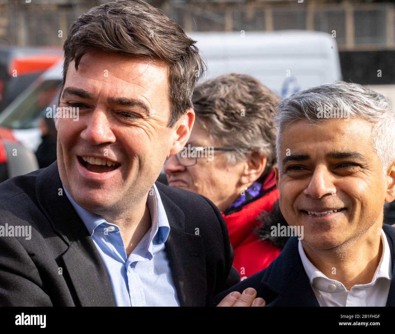 Londra, Regno Unito. 25th Feb 2020. Sindaco di Greater Manchester Andy Burnham, si unisce al sindaco di Salford Paul Dennett, al sindaco di Londra Sadiq Khan e ai membri di un gruppo di residenti con sede a Manchester per chiedere un'azione governativa per sostenere coloro che vivono in edifici ad alto livello "non sicuri" fuori dalla Camera dei Comuni, Londra UK Credit: Ian Davidson/Alamy Live News Foto Stock